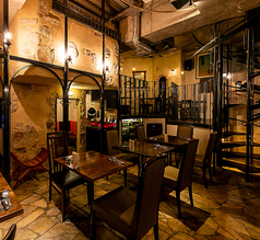 こだわりのインテリアと異国情緒漂う店内で、非日常感を味わえる広々としたテーブル席です♪白い漆喰の壁と落ち着いた色調の家具が、リラックスできる空間を作り出しています。普段使いはもちろん、ちょっとした少人数の集まりにも最適◎都会の喧騒を離れ、周囲を気にせずゆったりとお食事とお喋りをお楽しみください。