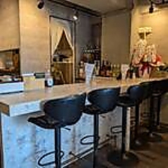 スタイリッシュなハイカウンター席です。コンクリートの質感が美しく映える洗練された空間は立ち寄りやすくお一人様やデートにぴったりです。シックな黒いチェアと落ち着いた照明の中で自慢のお酒や料理をじっくりと味わえます。日常の喧騒を忘れて上質で贅沢な時間をお楽しみください。