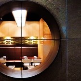 JR品川駅港南口から徒歩1分、港南口からすぐのイーストワンタワー徒歩1分と好アクセスな立地♪駅で待ち合わせしてからの移動もラクラク＆30名様からフロア貸切も可能なので大人数での飲み会や合コン、同窓会、結婚式の二次会などにも使いやすいお店です♪