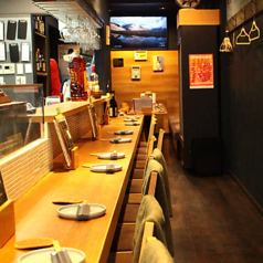 【喫煙席】お一人様でも気兼ねなくご利用いただける、カウンター席をご用意しております。朝まで営業しているので、心ゆくまでゆったりとお過ごしいただけます。※チャージ料金：600円(税込)/人