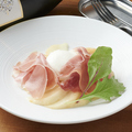 料理メニュー写真&nbsp;白桃とブラッターチーズと生ハム