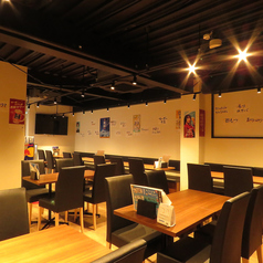 【2階】4名様×9卓　6名様×1卓　7名様×1卓　2階フロアご用意しております。少人数から団体様まで幅広くご利用かのうとなっております。2階席は電子タバコ喫煙可、紙タバコは喫煙ブースをご利用ください。