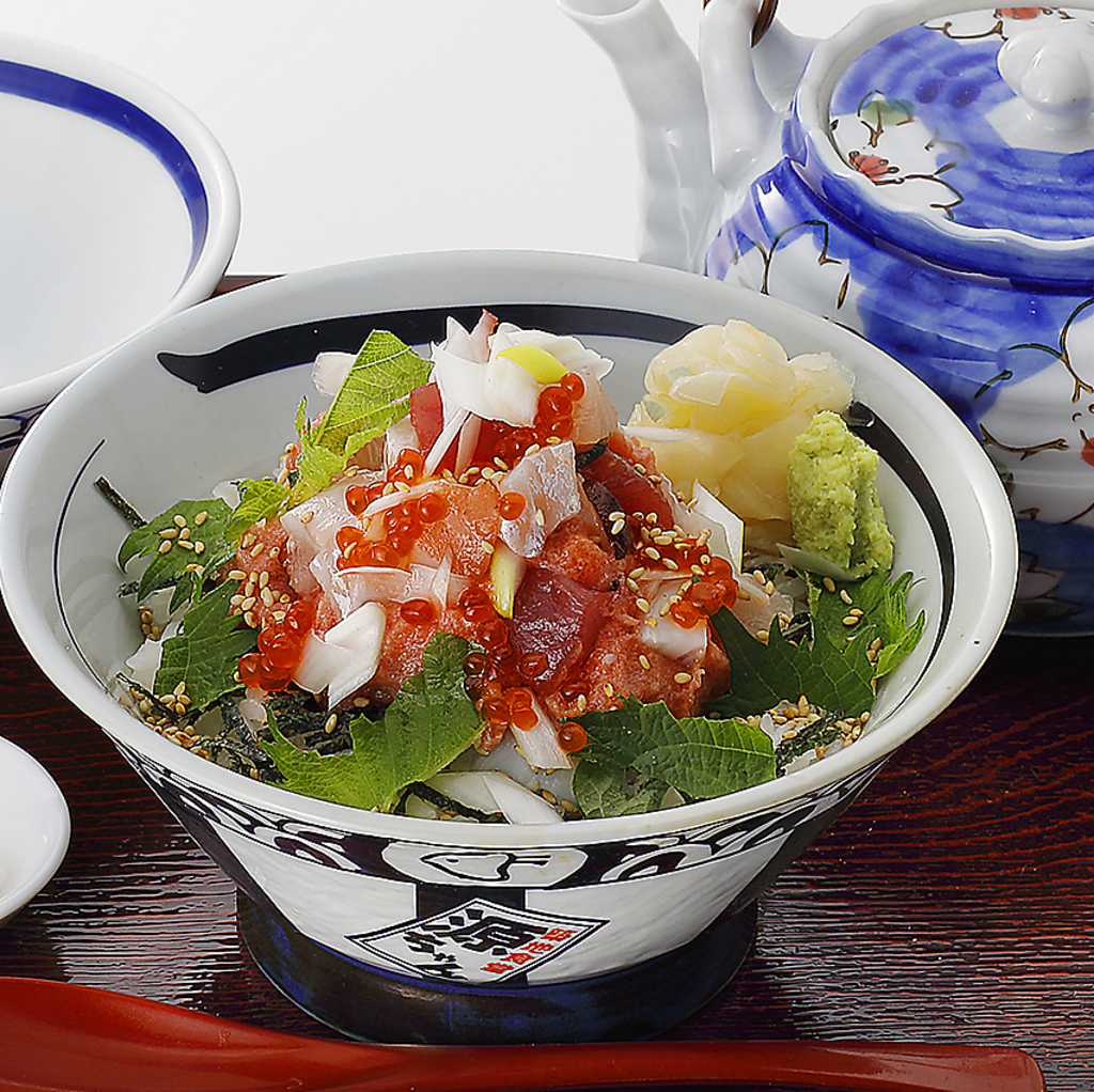 【850円～】ランチで人気の定食や丼ぶりは、夜でも注文可能です。