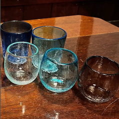 見た目もかわいい！沖縄の風を感じる琉球グラスで提供！