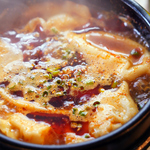辛いだけじゃない！食材やスパイスの味わいが複雑に絡み合う、当店自慢の本格中華料理をご堪能あれ。