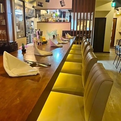 店内の壁には、オーナーがイタリアで撮影した美しい写真が飾られており、訪れるたびに異国の雰囲気を感じられます。明るく開放的な空間で、友人や大切な人と一緒に心温まるお食事を楽しむことができます。特別なひとときを演出するこの場所で、素敵な思い出を作ってください。