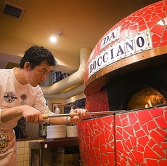 ボッチャーノのピッツァは本格薪窯ナポリピッツァ。当店のバジルは、愛媛産を使用しています。