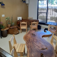 木を基調とした和の趣ある店内