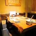 【2～4名様用テーブル半個室】木の素材を生かした優しい雰囲気のテーブル席はデートのご利用に大人気です。