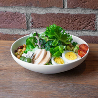 ヘルシーで嬉しい月替わりサラダランチはいかがですか？