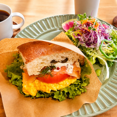 スモークサーモンとたまごとクリームチーズのサンド