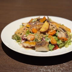 グリルチキンと秋野菜のヘルシー豆乳ドレッシングサラダ