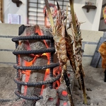 炭火の遠赤外線でふっくらと仕上げた大エビ焼き。外はパリッと、中はジューシーな食感が楽しめます。