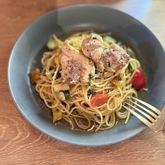 レモン香るグリルチキンと彩り野菜のペペロンチーノ