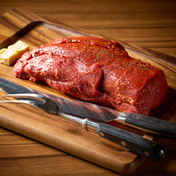 丁寧な火入れで引き出すやわらかな赤身肉の旨味を満喫！