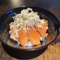 オニオンサーモン丼