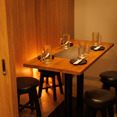 温かみのある木のテーブルにさりげない間接照明が落ち着いた雰囲気の個室！プライベート感のある空間で、仲間との語らいやしっぽり飲みたい時にピッタリです！宴会・飲み会・デートもお任せください！