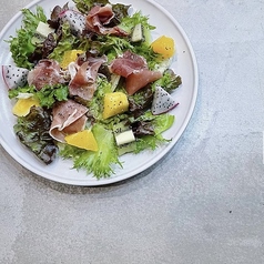 フルーツと生ハムのリーフサラダ