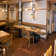 二人だけの特別な時間を演出する席。どこか特別な夜を演出したいなら、当店の2名掛けの席がぴったりです。落ち着いた照明と心地よい音楽が流れる中、二人で向き合う空間は、まるで映画のワンシーンのよう。カジュアルなデートや記念日のお祝いに、心ゆくまで会話を楽しむことができます♪ 