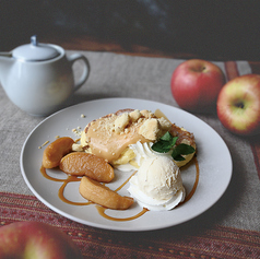 塩キャラメルとりんごのキャラメリゼのパンケーキ