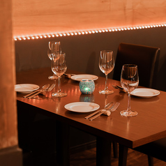 カウンター席は、お一人様でも気軽にお食事を楽しめる特等席です。目の前で調理される様子を眺めながら、食欲をそそる香りや音を五感で感じられます。熟練のスタッフとの会話も弾み、料理やお酒についてより深く知ることも。お一人様はもちろん、デートでのご利用にもおすすめです。心地よいライブ感と共にご堪能ください。