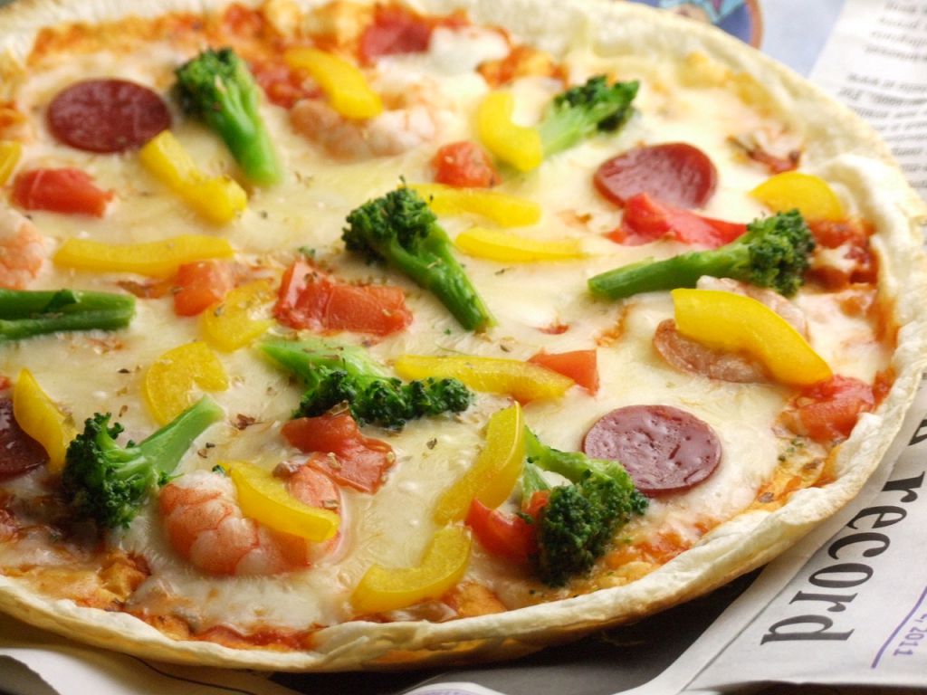 お腹が空いたら薄皮パリパリのピザをどうぞ♪