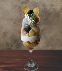 季節のフルーツとプリンのパフェ