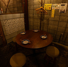 丸いかわいいテーブル席♪天井高４メートルもあるので解放感！