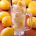 氷結レモンサワーとは中ジョッキに凍らせたレモン2ヶ分入ったレモンサワー。ホルモン酒場14種類あるレモンサワーで1番人気の商品です！