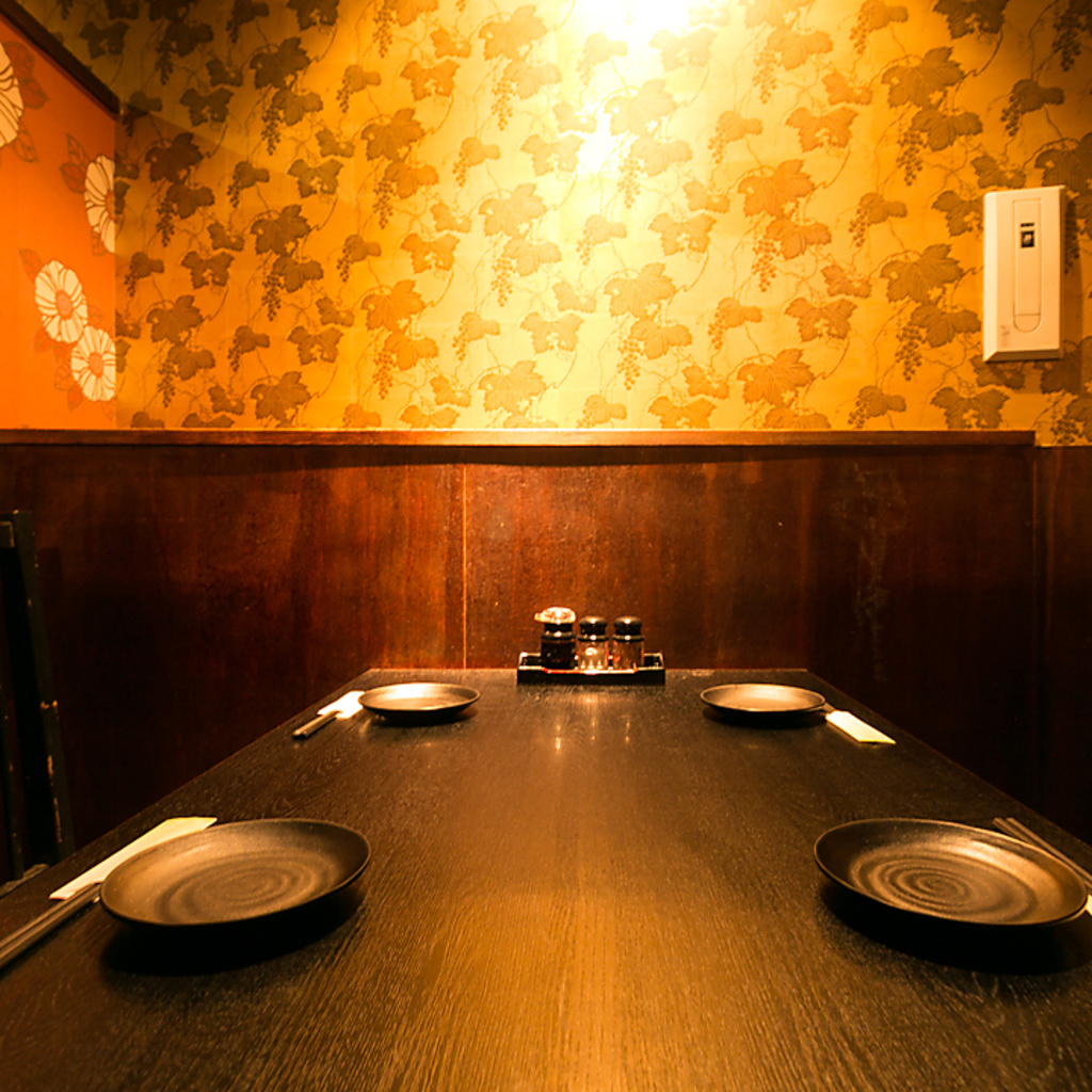 個室ごとに異なる雰囲気でさまざまなニーズに。合コン・女子会・会社宴会など※系列店舗との併設