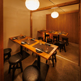 木の温もりが広がる落ち着いた空間に柔らかい照明がふんわりと灯る個室！扉付きのゆったりテーブル個室で、大切なひと時にもピッタリ！気軽さと居心地の良さを両立した、ホッとできる個室空間です！
