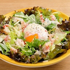 ズワイガニと半熟卵のシーザーサラダ