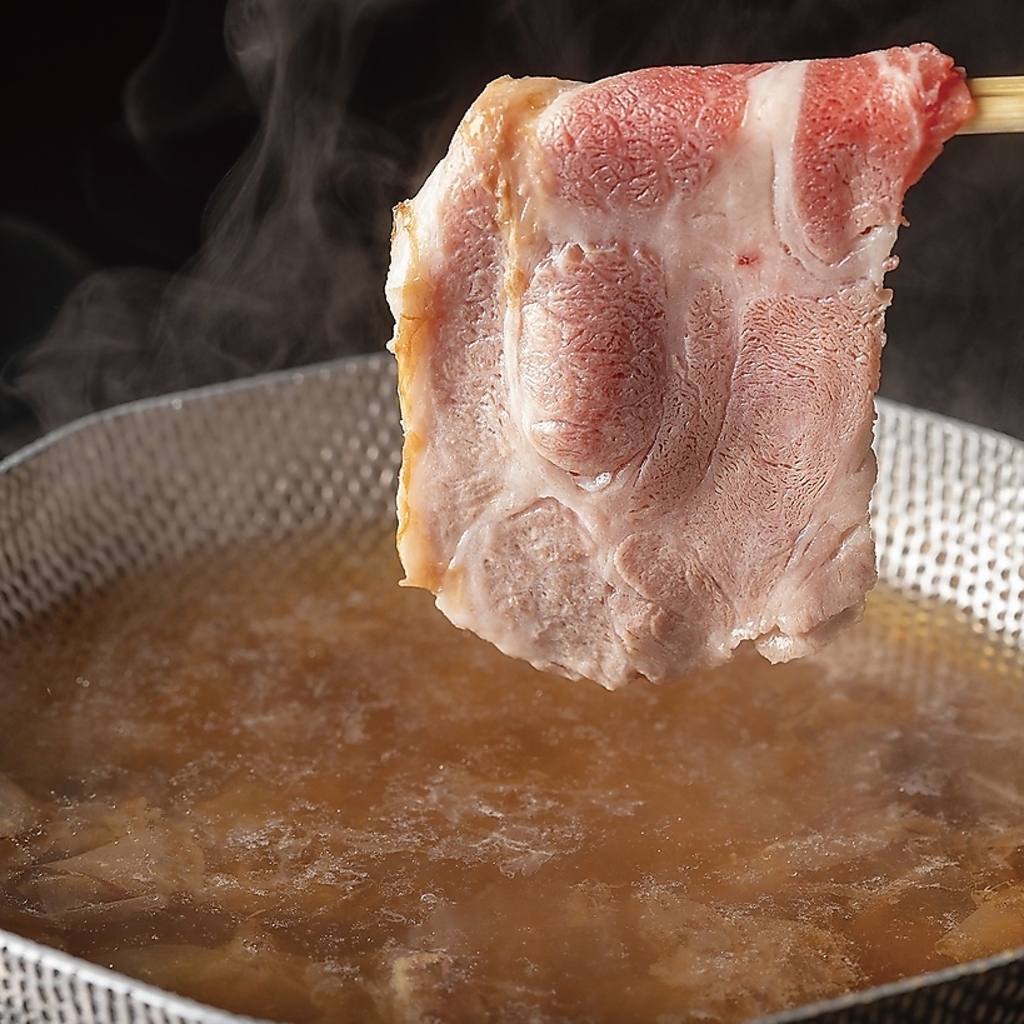 【沖縄県産の豚肉】沖縄の銘柄豚を薄切りでご提供します。頬張るととろけるような食感でやみつきに。