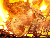 自慢の鶏炭火焼きは炭火の香りと鶏の味に舌鼓…