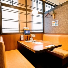 落ち着いた店内空間にあるテーブル席は、ゆったりとお食事を楽しむことが可能です。宴会コースや美味しい逸品料理、種類豊富なドリンクをご用意してお待ちしております。