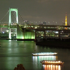眼前に広がるレインボーブリッジと東京タワー。ロマンチックなディナータイム