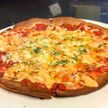 料理メニュー写真 トマトとバジルピザ