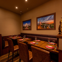 シャンデリアが輝く華やかな店内は、宴会にぴったりの空間です。広々としたテーブル席は大人数でもゆったりと座れ、充実した飲み放題と本格アジアン料理で会話も弾みます。歓送迎会や忘年会など、特別な集まりを華やかに演出し、思い出に残る時間をお届けいたします。