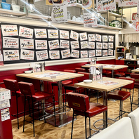 【雰囲気の良い店内】明るい店内でワインで乾杯♪