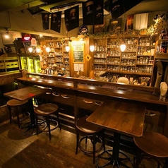 様々な人数に対応できるテーブル席を多数ご用意しております。2名様でのデートから、6名様までのグループ利用まで幅広く対応可能です。