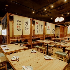 サクッとハイボール99円を一杯飲むのにも最適なのがオープン席！居心地良いかっこいい空間なのにコスパ抜群！もちろん連結可能なので団体様の貸切スペースとしてもご利用可能！