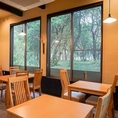木の温もりを感じるアットホームな雰囲気が魅力。おしゃれなインテリアと共に、特別な時間を演出します。