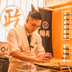 目の前で繰り広げられる！熟練シェフの技と創作和食