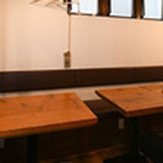 店内にはテーブル席を5つご用意しており、ゆったり落ち着ける雰囲気が広がっています♪友人との食事や仕事帰りのちょい飲みに使いやすく、気軽に立ち寄れる心地よさが魅力★ほどよい距離感でくつろげる空間で、自然と会話も弾むひとときをお過ごしいただけます。ゆるやかに満ちる安らぎの時間をぜひ！心和む瞬間を★