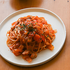 彩り野菜とベーコンのトマトソーススパゲッティ
