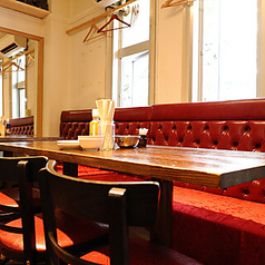 ゆったりとしたテーブル席は、親しい友人や家族との会話を楽しむのに最適です。落ち着いた雰囲気の中で、美味しい料理と共に素敵なひとときをお過ごしください！