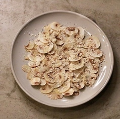 ホワイトマッシュルームとチーズのサラダ