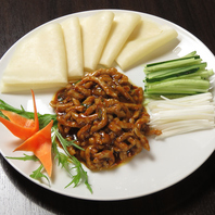 皮もモチモチ♪千切り豚肉の北京風ソース炒め