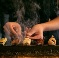 【炭火焼き/カウンター】 炭火の香りが漂うカウンターで特別なひとときを。