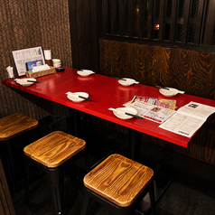 テーブル個室は全3部屋。小人数でのお集まりにぴったりです。部署の飲み会や、気心の知れた集まりに。扉を閉めれば周りを気にせず過ごせるので、挨拶も乾杯も気兼ねなくどうぞ♪すすきので少人数から使える個室をお探しの幹事様に